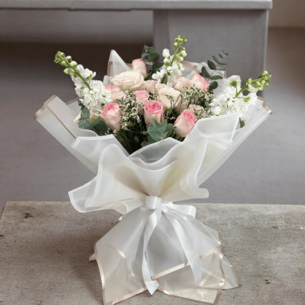 JENEEN FLOWERS FLOWERS WHITE METHIOLA brings elegance