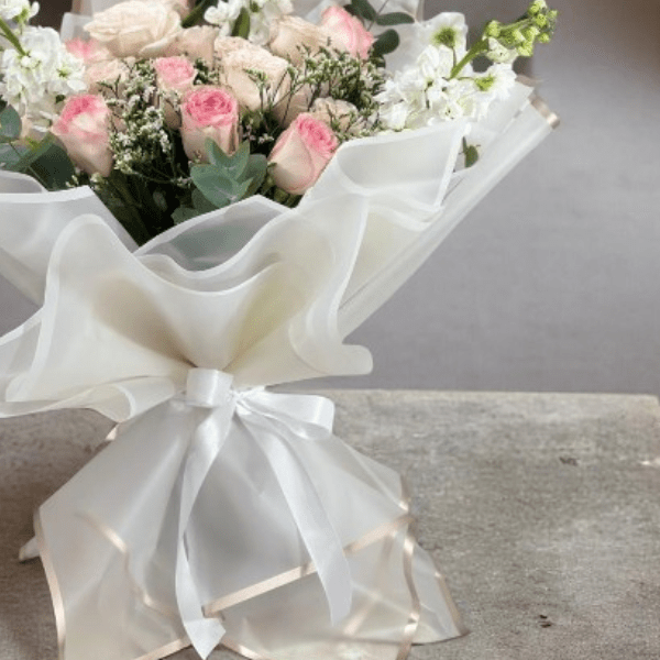 JENEEN FLOWERS FLOWERS WHITE METHIOLA brings elegance